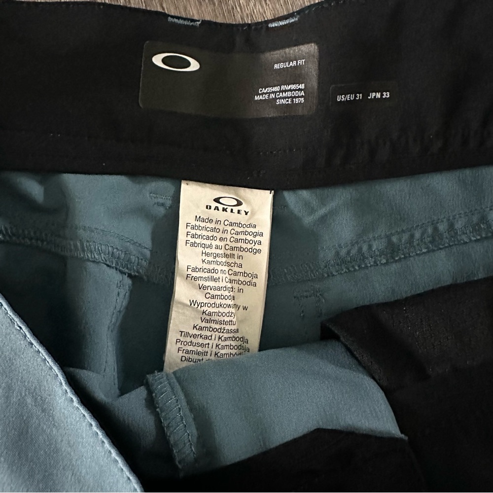 Men’s Oakley Shorts - Picture 3 of 3